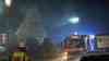 Schornsteinbrand entwickelt sich zu Großfeuer: Meterhohe Flammen zerstören Einfamilienhaus: Rauch zündet immer wieder explosionsartig durch - Bewohner retten sich unverletzt ins Freie - Bevölkerung muss Fenster und Türen geschlossen halten