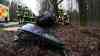 Auto völlig zerstört - trotzdem nur leicht verletzt: Fahrerin hatte bei Unfall nahe Tarp einen Schutzengel: Frau war mit VW Golf gegen Baum geprallt - Motorblock herausgerissen - Feuerwehr befreit Fahrerin