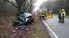 Auto völlig zerstört - trotzdem nur leicht verletzt: Fahrerin hatte bei Unfall nahe Tarp einen Schutzengel: Frau war mit VW Golf gegen Baum geprallt - Motorblock herausgerissen - Feuerwehr befreit Fahrerin